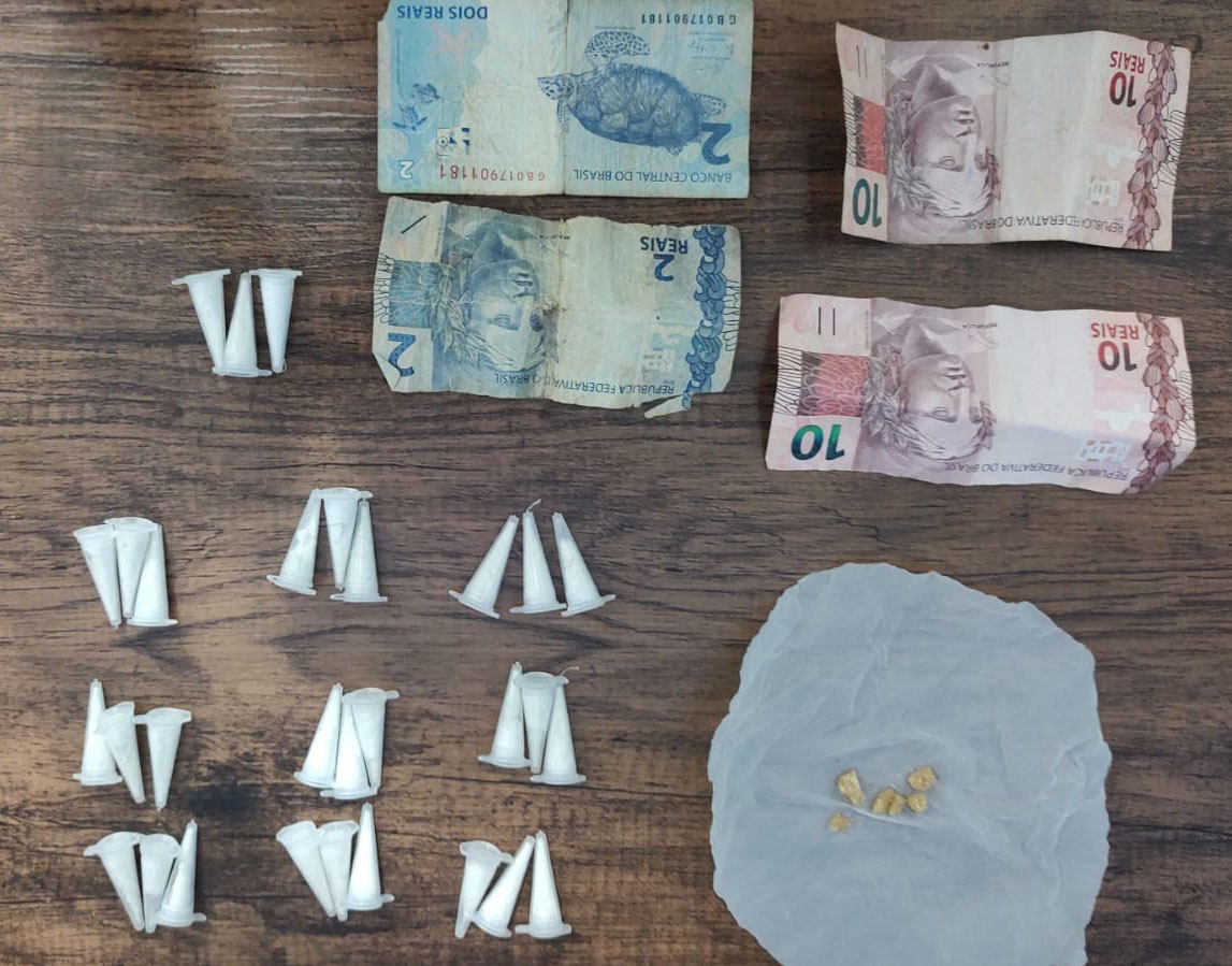 Suspeito é surpreendido pela PM com drogas