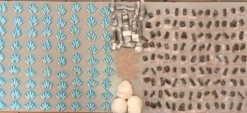 PM encontra mais de 1kg de drogas enterradas em pasto (Foto: O Diário de Barretos)