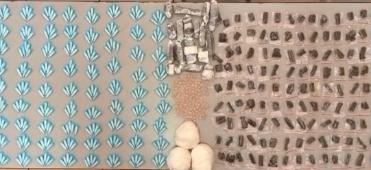 PM encontra mais de 1kg de drogas enterradas em pasto (Foto: O Diário de Barretos)