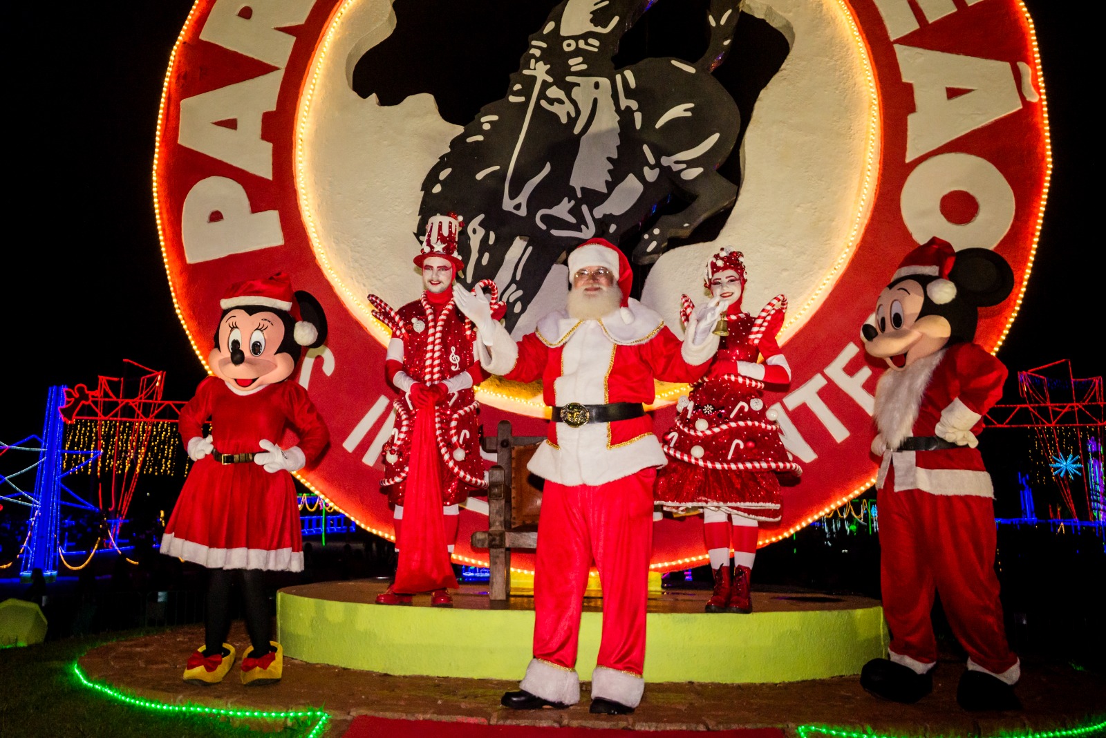 Parque do Peão abre temporada de Natal com luzes, personagens e queima de fogos