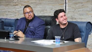 Vereador Tiagão com o deputado Rafael Saraiva em evento na Câmara de Barretos (Foto: Divulgação)