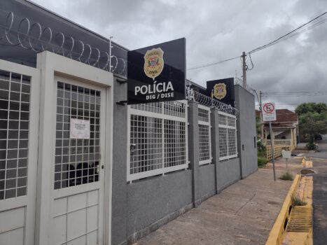 Os policiais civis da Delegacia de Investigações Gerais (DIG) e da Delegacia de Investigações Sobre Entorpecentes (DISE) de Barretos cumpriram nesta quinta (29), um mandado de prisão temporária expedido contra um jovem de 18 anos.