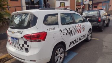 Uma comerciante de 45 anos compareceu ao Plantão Policial, onde relatou que um indivíduo desconhecido praticou o furto de dois aparelhos celulares em uma lanchonete situada na Avenida Engenheiro Necker Carvalho de Camargo