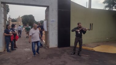Música e celebrações marcam o Dia de Finados no Cemitério Municipal de Barretos (Foto: O Diário de Barretos)