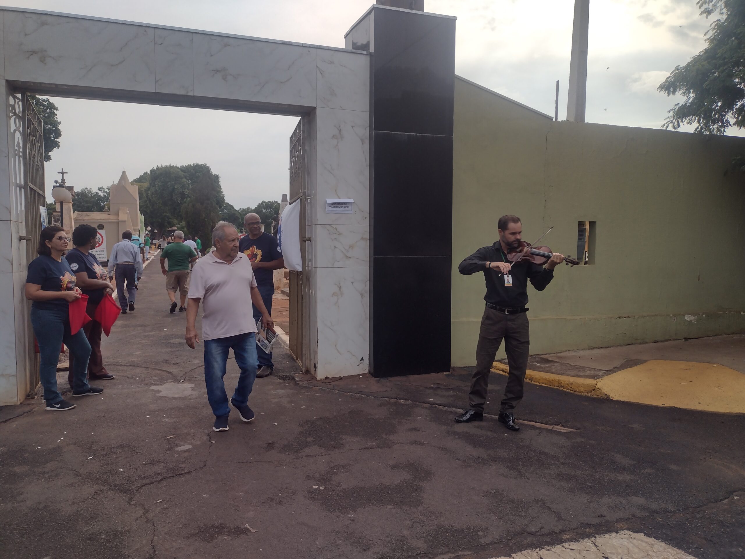 Música e celebrações marcam o Dia de Finados no Cemitério Municipal de Barretos