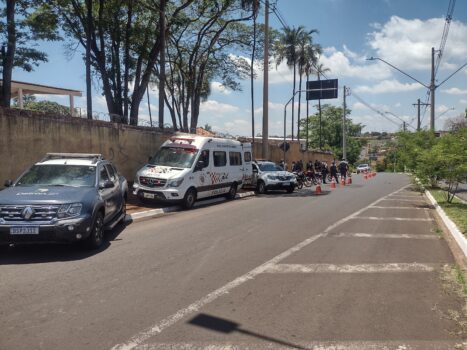 Operação conjunta Polícia Militar e Detran fiscaliza motociclistas em Barretos (Foto: O Diário de Barretos)