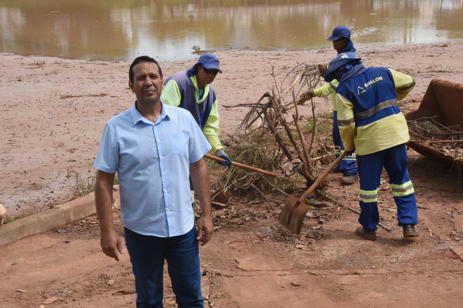 Limpeza em represa do Parque dos Lagos após temporal