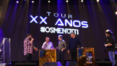 César Menotti e Fabiano receberam os quadros de Giovane, Henrique e Renato (Foto: Guizy Fotos)