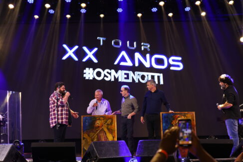 César Menotti e Fabiano receberam os quadros de Giovane, Henrique e Renato (Foto: Guizy Fotos)