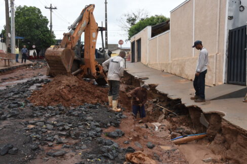 Erosão atingiu via pública perto da avenida Necker, que está em obras