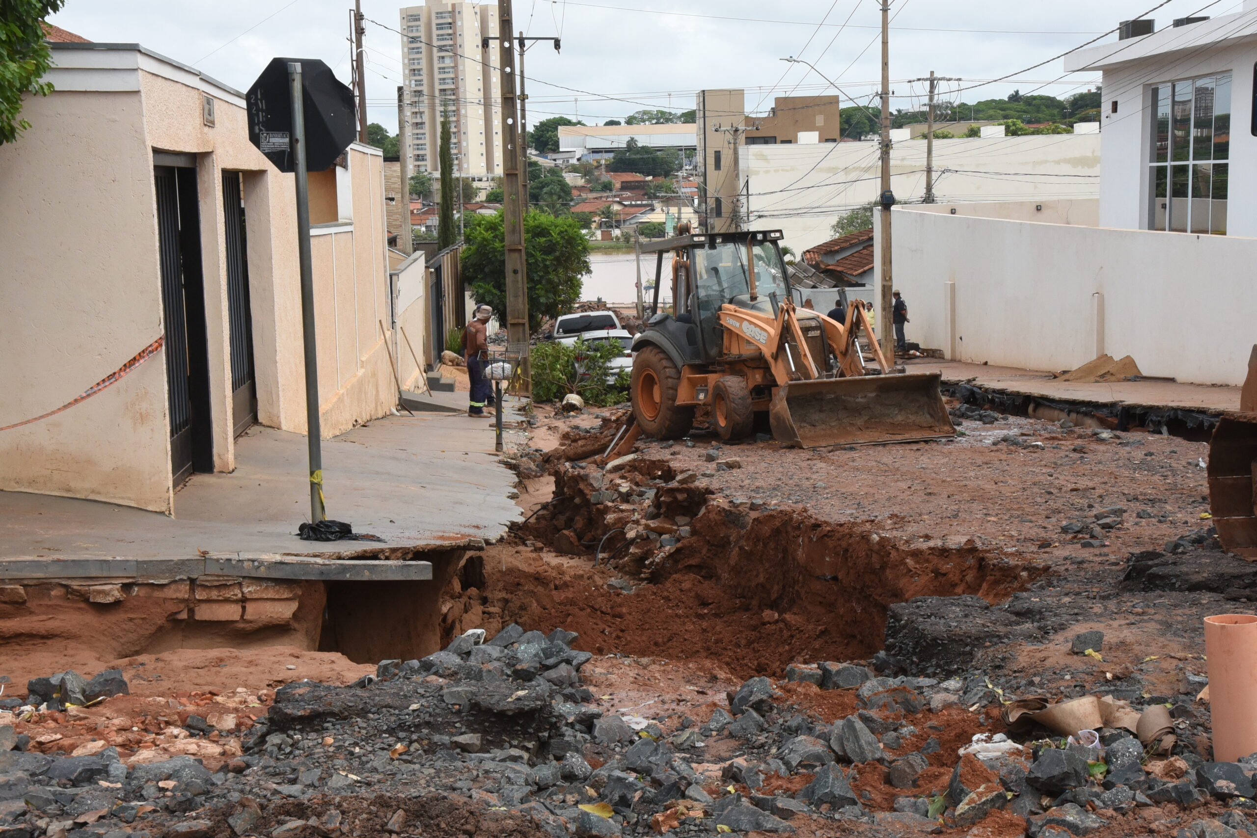 Temporal acompanhado de ventos deixa rastro de destruição