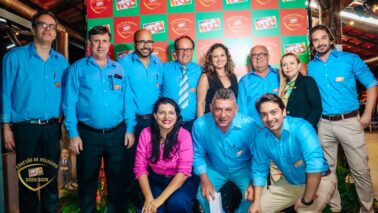 Acácio, Redson, Eder, Sérgio, Aline, Osvaldo, Margarete e Rene (em pé); Denise, Marcos e Fernando (agachados)