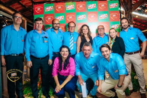 Acácio, Redson, Eder, Sérgio, Aline, Osvaldo, Margarete e Rene (em pé); Denise, Marcos e Fernando (agachados)