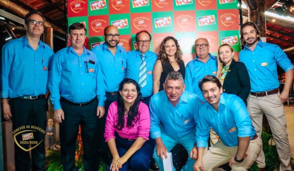 Acácio, Redson, Eder, Sérgio, Aline, Osvaldo, Margarete e Rene (em pé); Denise, Marcos e Fernando (agachados)