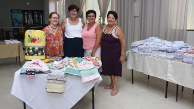 SOLIDARIEDADE: Cassia (centro) e voluntárias da entidade atuam no bazar Bazar Solidário oferece presentes de Natal e ajuda famílias carentes