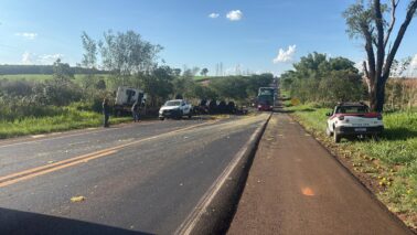 Acidente envolve carreta carregada de laranjas na Faria Lima (Foto: O Diário de Barretos)