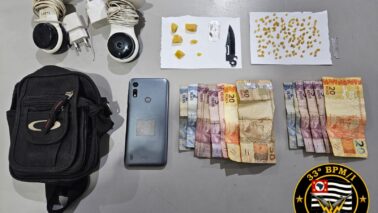 PM detém duas suspeitas por tráfico de entorpecente no bairro São Francisco (Foto: O Diário de Barretos) PM detém duas suspeitas por tráfico de entorpecente no bairro São Francisco (Foto: O Diário de Barretos)