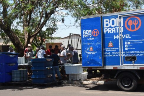 Unidade móvel do Bom Prato inicia atendimento no Barretos II 