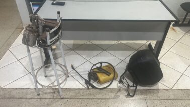 Polícia prende dois homens por furto em trailer no bairro Santa Terezinha (Foto: O Diário de Barretos)