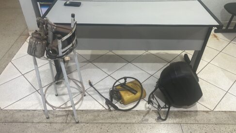 Polícia prende dois homens por furto em trailer no bairro Santa Terezinha (Foto: O Diário de Barretos)