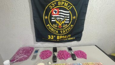 Polícia Militar detém infratores durante ação de combate ao tráfico no Luís Spina (Foto: O Diário de Barretos) Polícia Militar detém infratores durante ação de combate ao tráfico no Luís Spina (Foto: O Diário de Barretos)