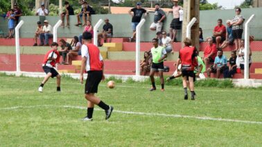 Avaliação do BEC reúne jovens no Rochão durante feriado