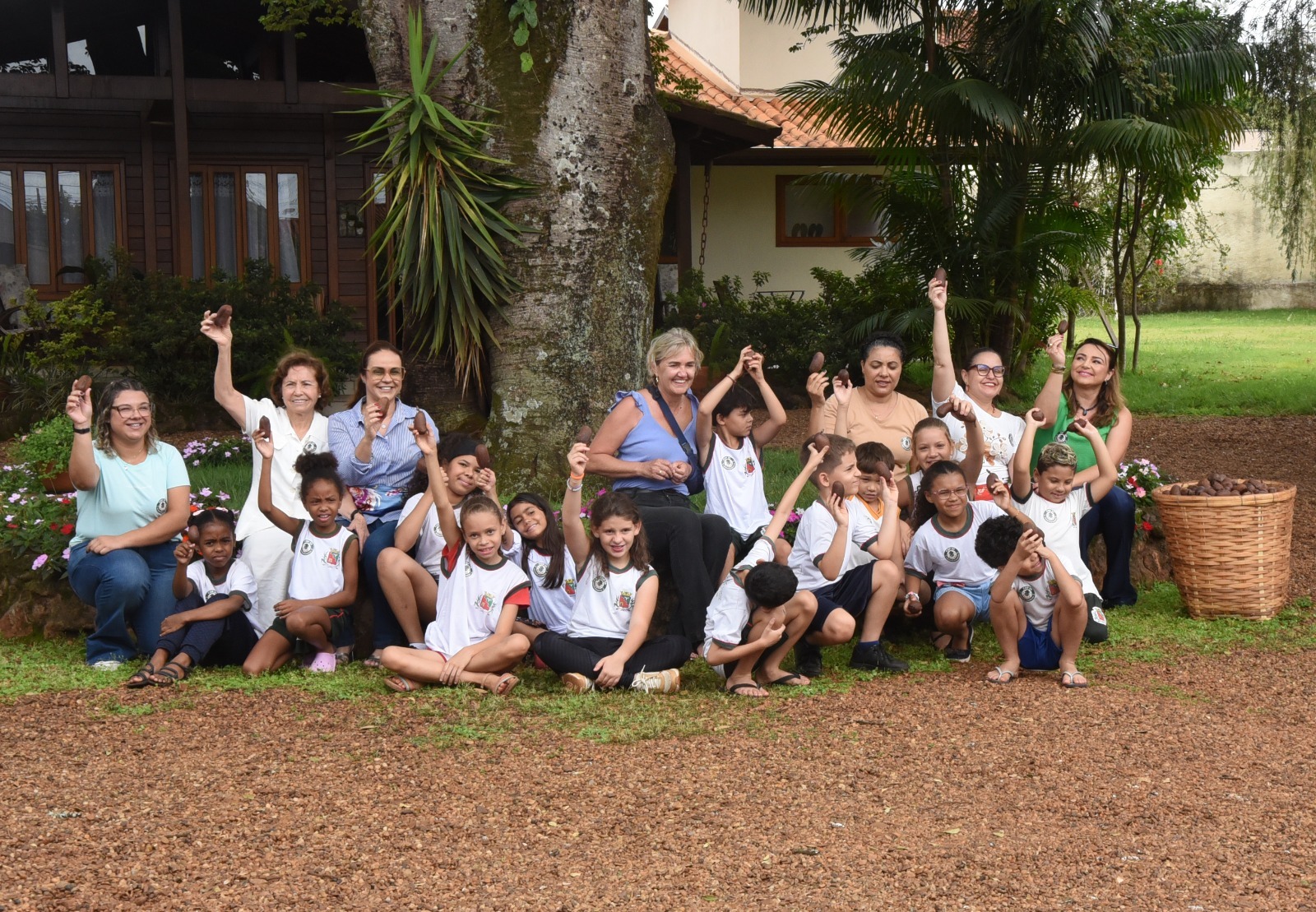 Abraço ao jatobá marca início de projeto ambiental