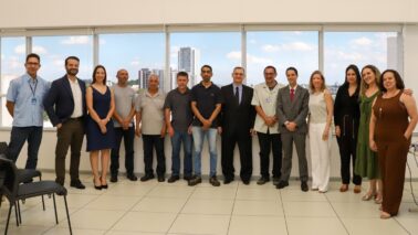 DIREITO: Advogada Arany (terceira da esq. para dir.) junto com representantes da Justiça do Trabalho, trabalhadores e da empresa (Foto: Divulgação - ARANY)