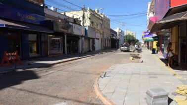 Avenida 17 será reaberta até o fim do mês e centro terá reforço na decoração de Natal