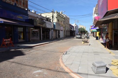 Avenida 17 será reaberta até o fim do mês e centro terá reforço na decoração de Natal