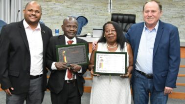 Vereadores Raphael Silverio e Paulo Correa com homenageados Marlene e Adão (Foto: Divulgação)