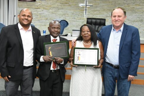 Vereadores Raphael Silverio e Paulo Correa com homenageados Marlene e Adão (Foto: Divulgação)