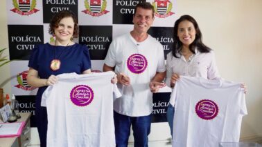 PARTICIPAÇÃO: Vereador Bodinho com delegada Denise e a escrivã Taciana, da DDM (Foto: Divulgação)