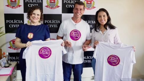 PARTICIPAÇÃO: Vereador Bodinho com delegada Denise e a escrivã Taciana, da DDM (Foto: Divulgação)
