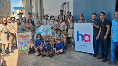 FILANTROPIA: Representantes dos grupos escoteiros durante a entrega da doação no HA (Foto: Divulgação)