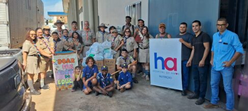 FILANTROPIA: Representantes dos grupos escoteiros durante a entrega da doação no HA (Foto: Divulgação)