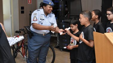 PROERD: Cabo PM Iara, instrutora do programa, durante entrega de certificados a alunos (Foto: Nivaldo Júnior)