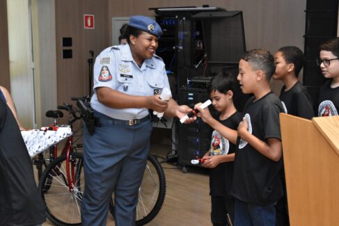 PROERD: Cabo PM Iara, instrutora do programa, durante entrega de certificados a alunos (Foto: Nivaldo Júnior)