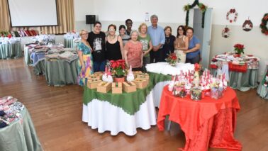 Presidente Edson Marcondes com diretoras e voluntários da Sociedade 25 de Dezembro (Foto: Tininho Junior)