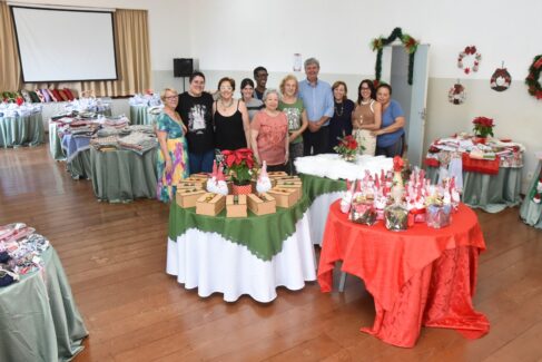 Presidente Edson Marcondes com diretoras e voluntários da Sociedade 25 de Dezembro (Foto: Tininho Junior)