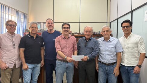Empresários e dirigentes entregaram documento para o secretário Gustavo Miziara (Foto: Divulgação)