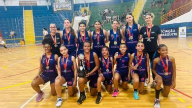 Jogadoras e integrantes da comissão técnica da APAB comemoraram o 2º lugar no Estadual (Foto: Divulgação)