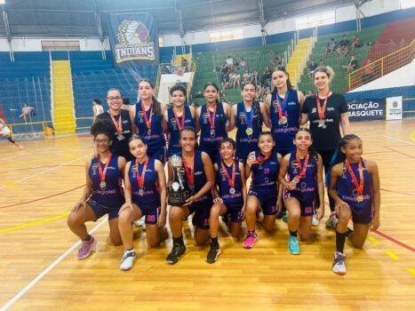 Jogadoras e integrantes da comissão técnica da APAB comemoraram o 2º lugar no Estadual (Foto: Divulgação)