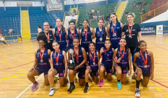 Jogadoras e integrantes da comissão técnica da APAB comemoraram o 2º lugar no Estadual (Foto: Divulgação)