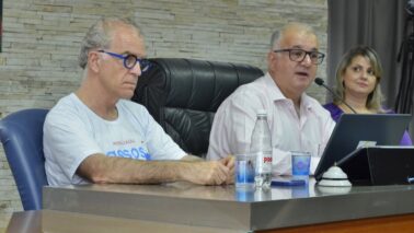 Vereador Adilson conduziu audiência com participação de profissionais do HA (Foto: Comunicação Câmara)