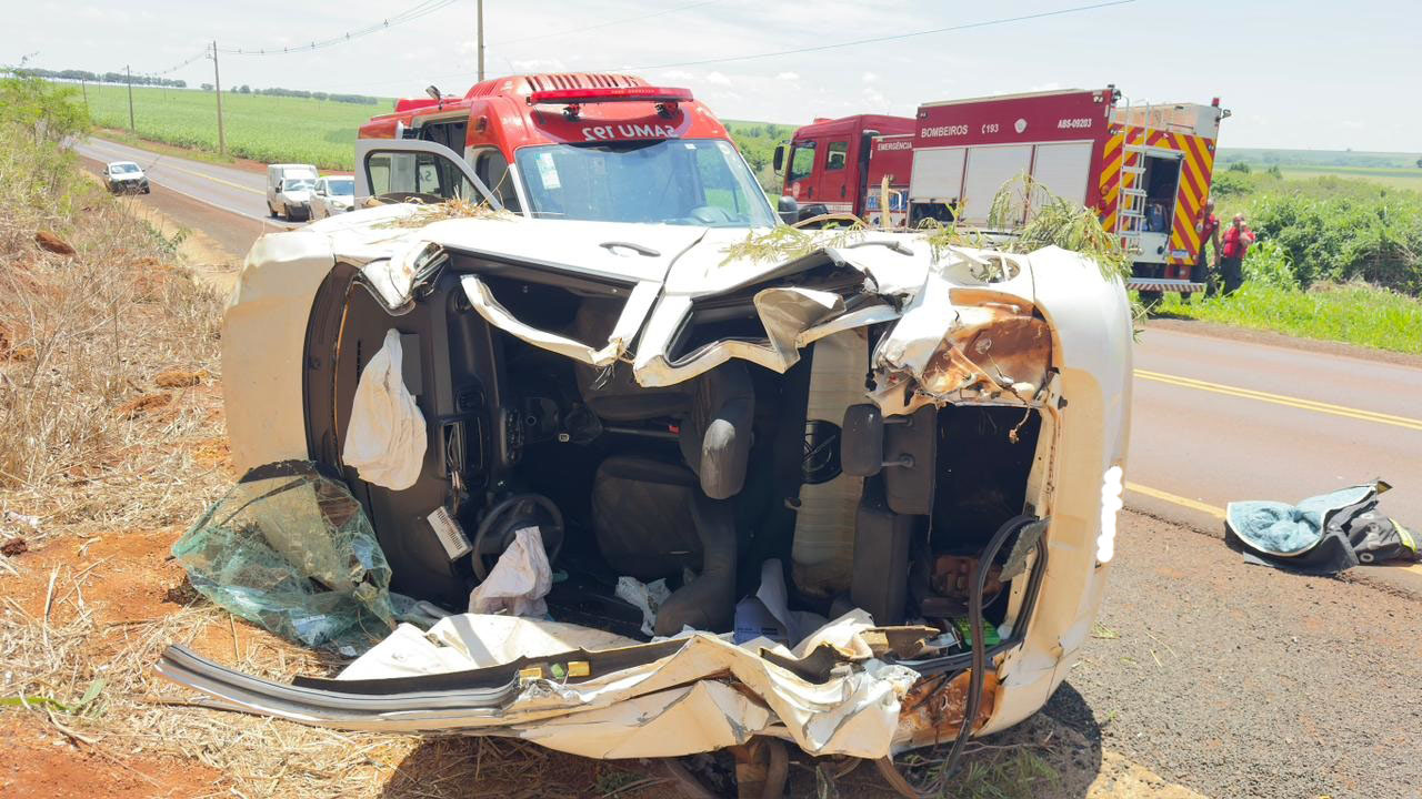 Condutor é socorrido após carro capotar na vicinal Chico Lemos