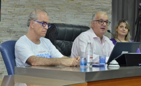 Vereador Adilson conduziu audiência com participação de profissionais do HA (Foto: Comunicação Câmara)