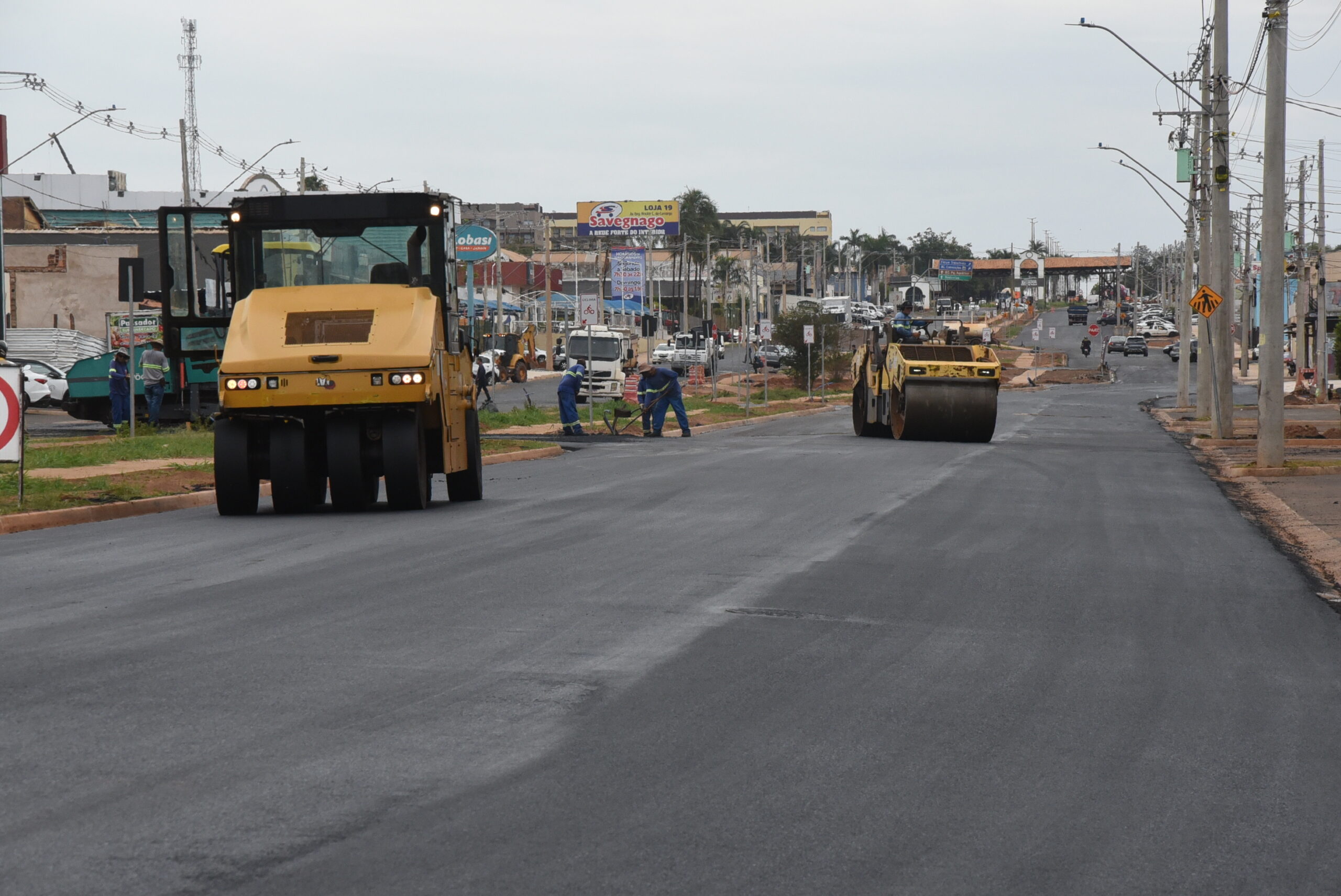 Avenida Necker recebe asfalto em mais uma etapa das obras