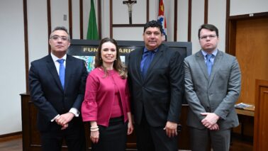 Juízes Luiz Fernando, Fernanda Vazquez e Ricardo Truite Alves com o servidor homenageado, Luiz Donizete de Souza (Foto: Jânio Munhoz)