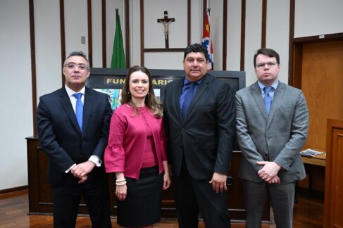 Juízes Luiz Fernando, Fernanda Vazquez e Ricardo Truite Alves com o servidor homenageado, Luiz Donizete de Souza (Foto: Jânio Munhoz)